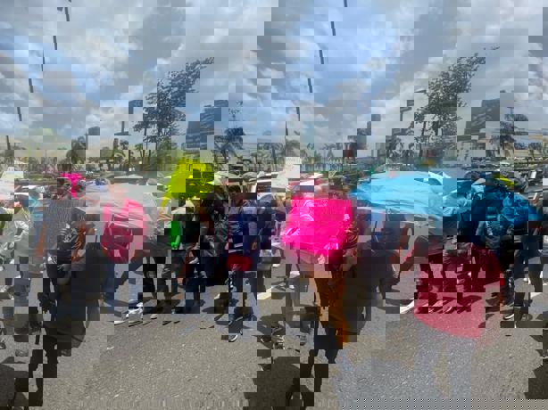 Bloquean carretera frente a la SEV en Xalapa; se desata caos vial (+VIDEO)