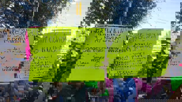 Padres de familia del Centro Educativo Las Maravillas protestan en la SEV en Xalapa