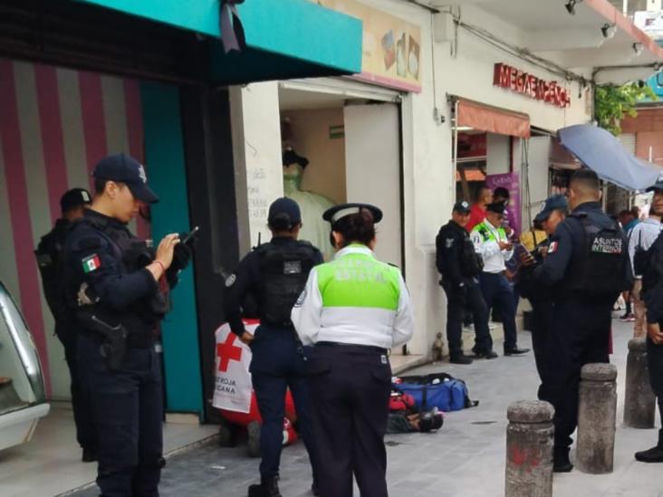 Hombre sin hogar se arroja al arroyo vehicular en céntrica calle de Xalapa