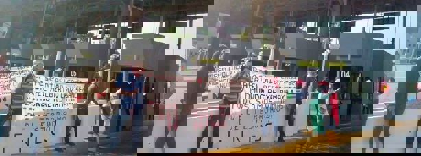 Toman caseta en la autopista México-Tuxpan; esto exigen manifestantes