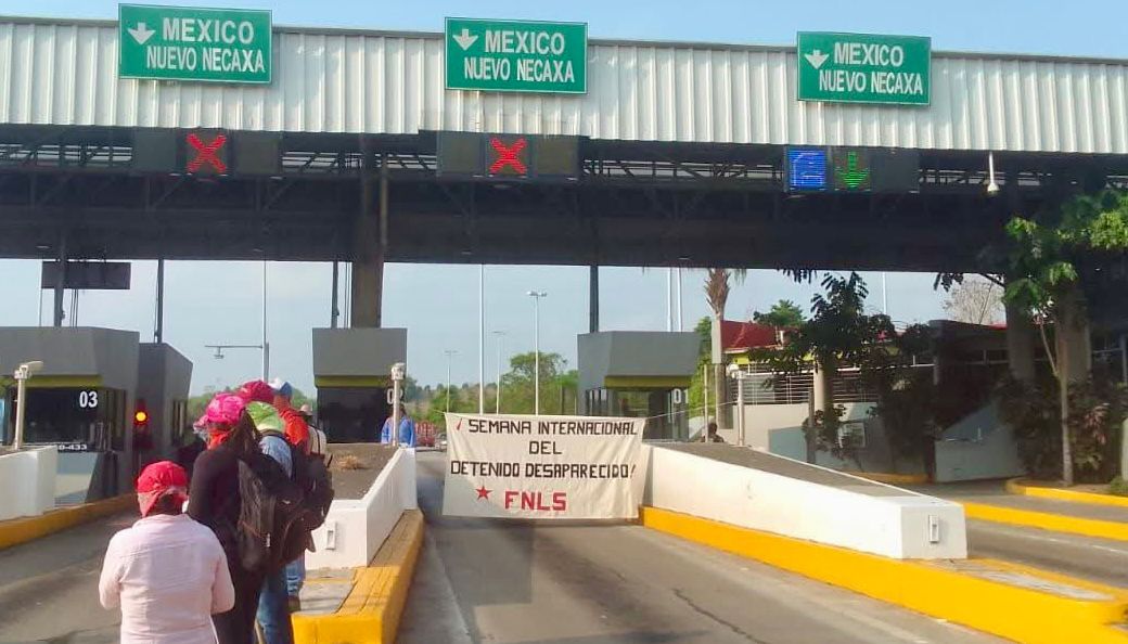 Toman caseta en la autopista México-Tuxpan; esto exigen manifestantes