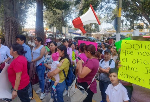 Padres de familia del Centro Educativo Las Maravillas protestan en la SEV en Xalapa