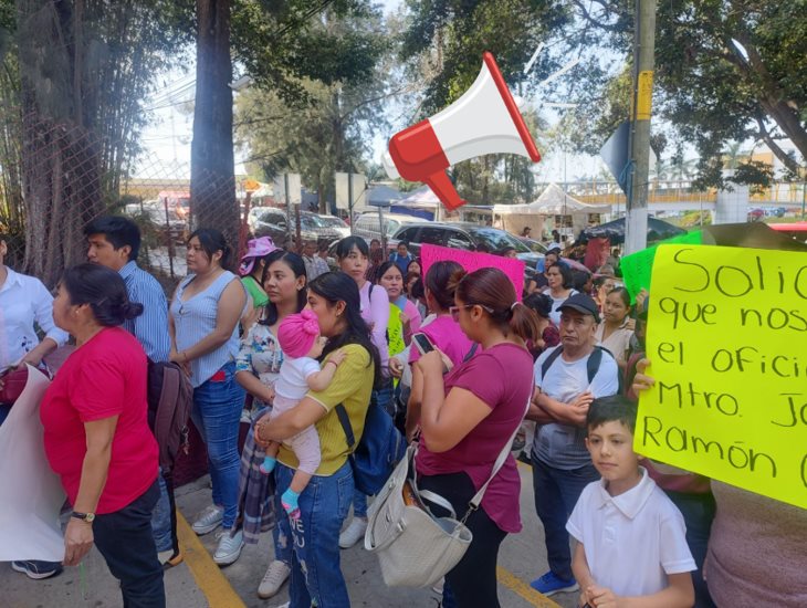 Padres de familia del Centro Educativo Las Maravillas protestan en la SEV en Xalapa