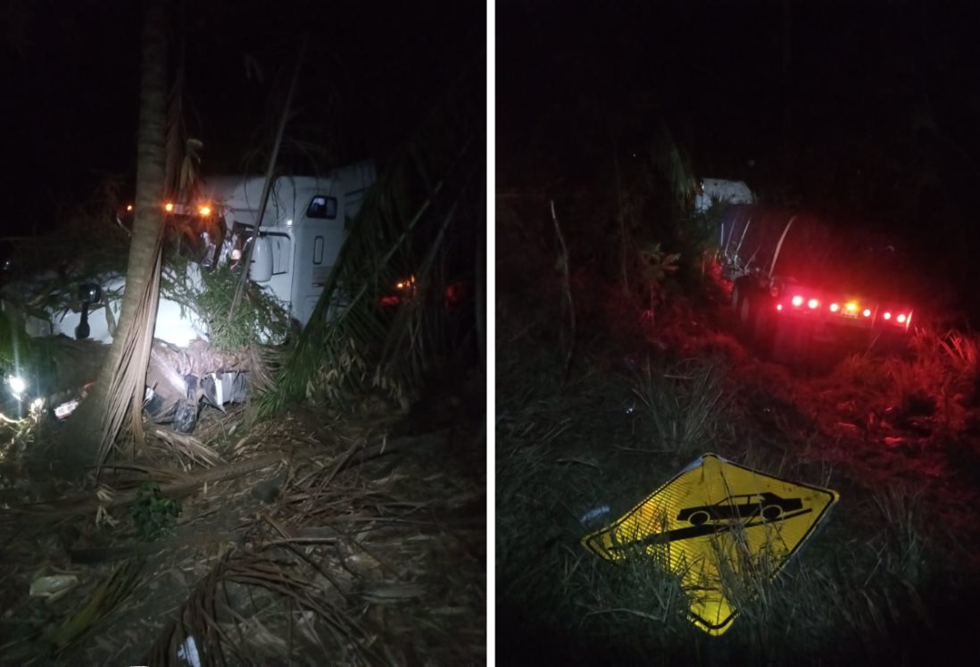 Tráiler cargado con arena sílica vuelca en carretera Nautla-Cardel