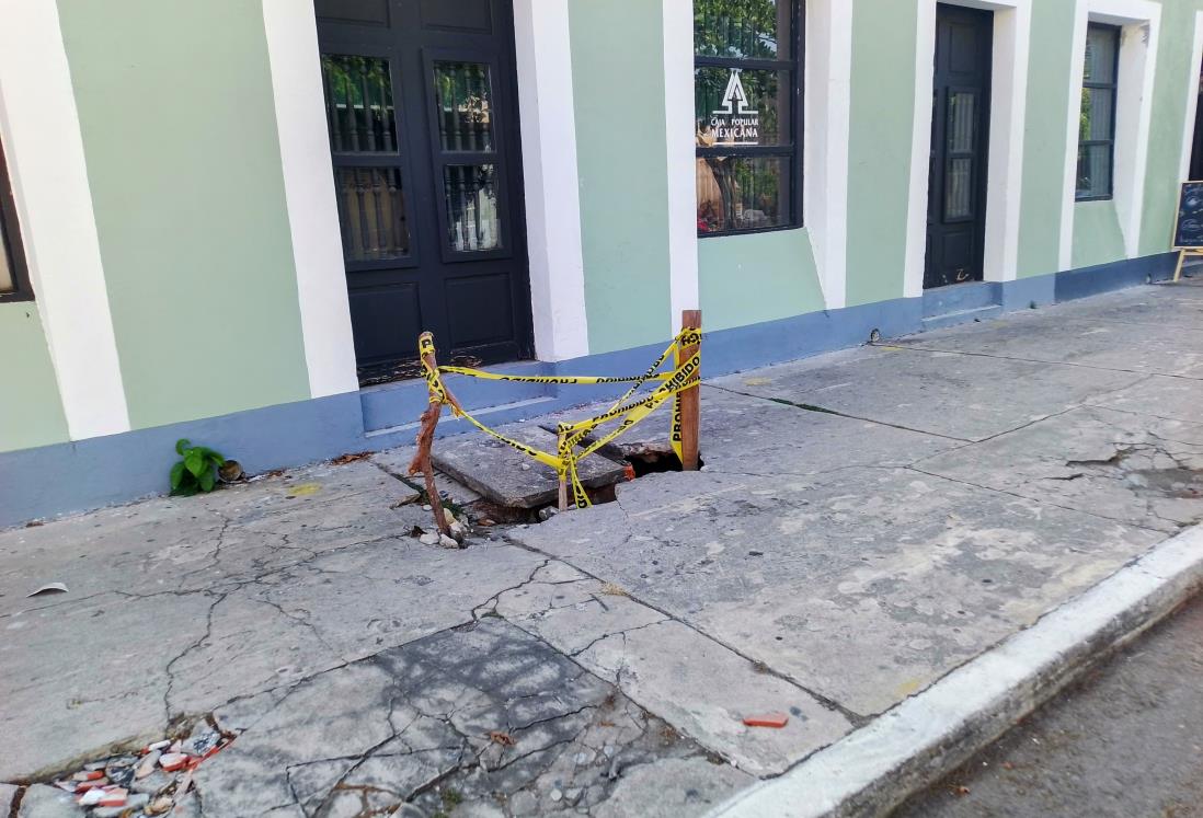 Alertan por peligroso registro en banqueta del Centro Histórico de Veracruz