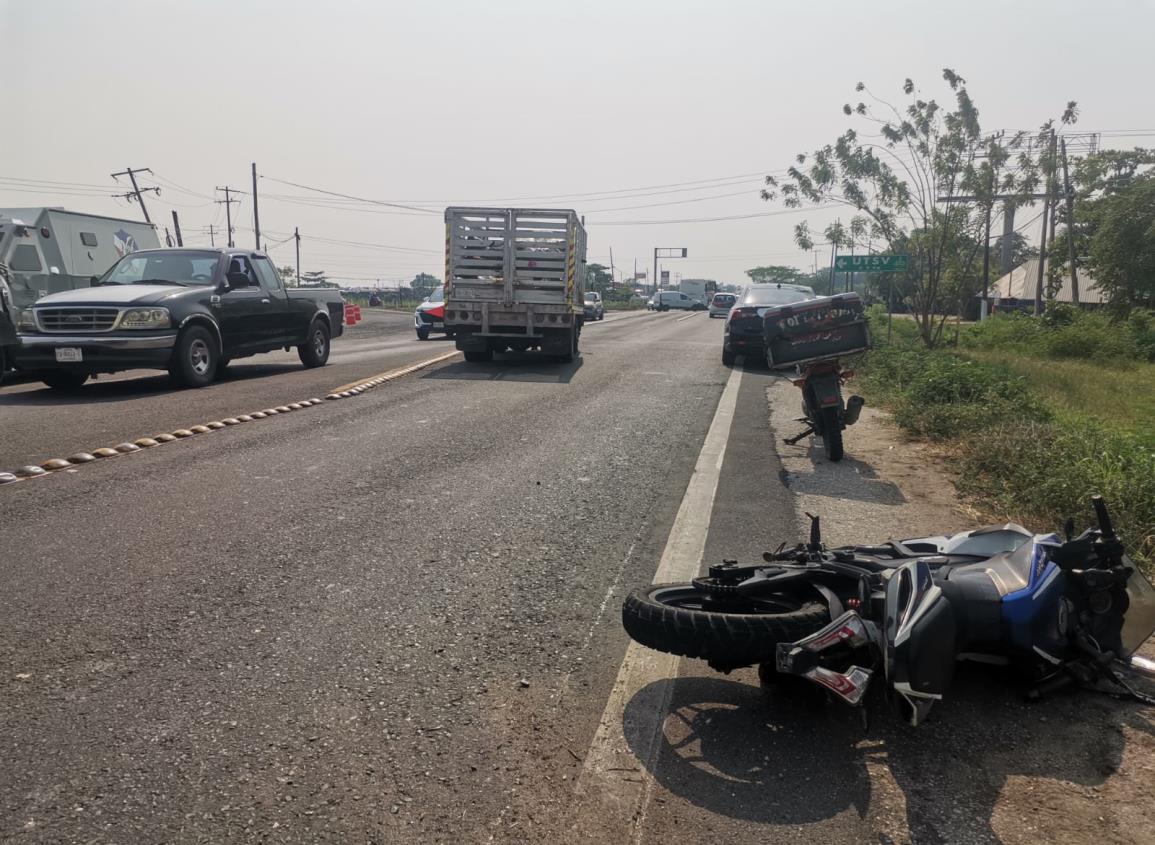 Trabajador pierde la vida tras ser arrollado por motociclista en carretera Villa-Coatza | VIDEO