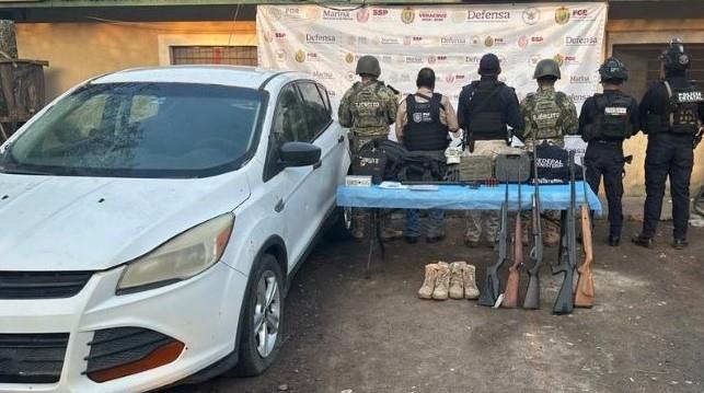 Aseguran vehículo y objetos tácticos durante operativo de cateo en Tierra Blanca