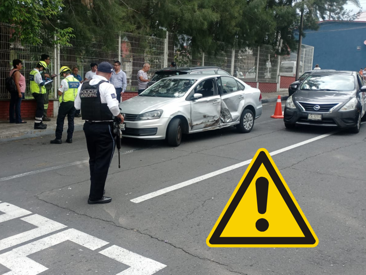 Choque entre auto y camioneta moviliza a cuerpos de emergencia en Orizaba