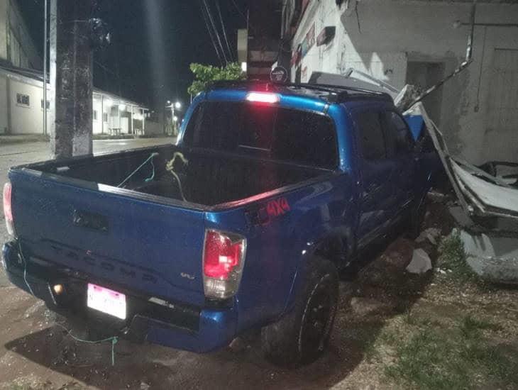 Se impacta camioneta contra local de bebidas en Jáltipan
