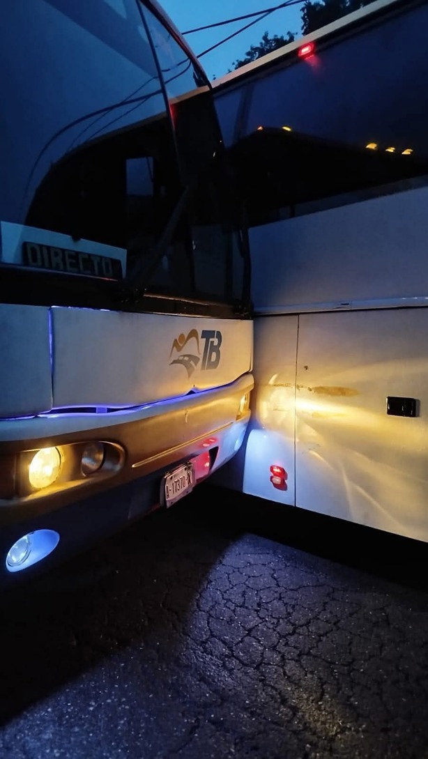 Accidente entre autobuses provoca cierre parcial de la carretera Banderilla–Naolinco