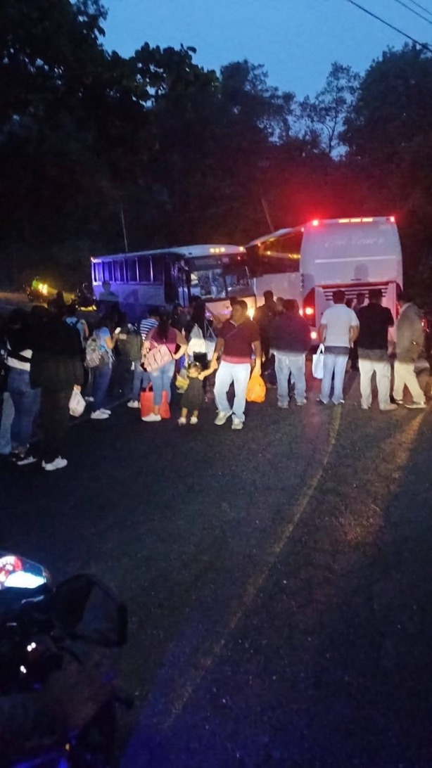 Accidente entre autobuses provoca cierre parcial de la carretera Banderilla–Naolinco