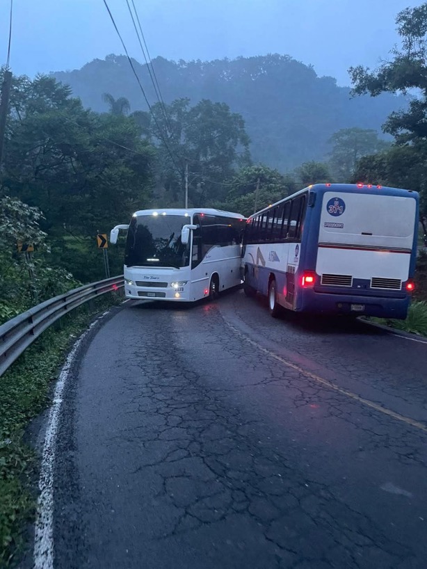 Accidente entre autobuses provoca cierre parcial de la carretera Banderilla–Naolinco
