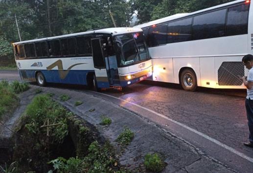 Accidente entre autobuses provoca cierre parcial de la carretera Banderilla–Naolinco
