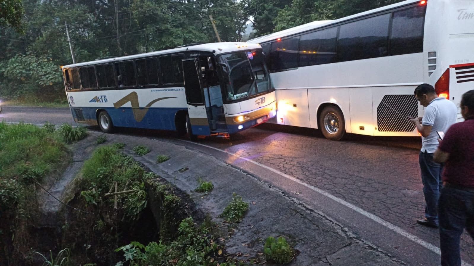 Accidente entre autobuses provoca cierre parcial de la carretera Banderilla–Naolinco