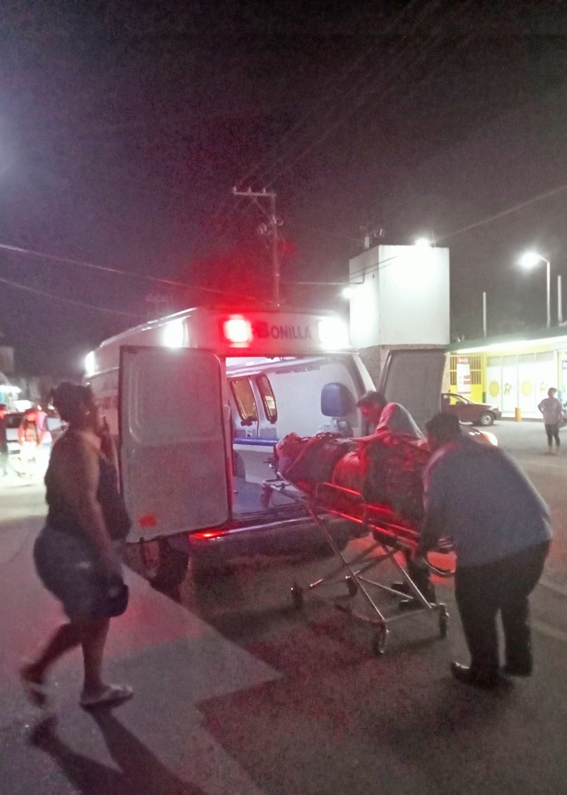 Joven motociclista sufre fuerte accidente en Martínez de la Torre