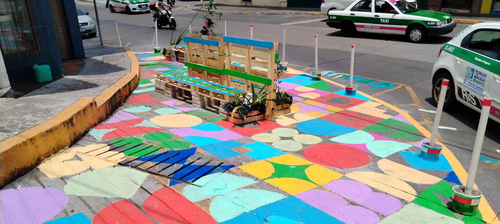 Estudiantes de arquitectura llenaron de color esta calle de Xalapa