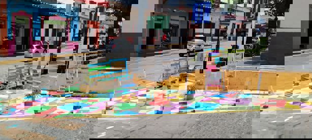 Estudiantes de arquitectura llenaron de color esta calle de Xalapa