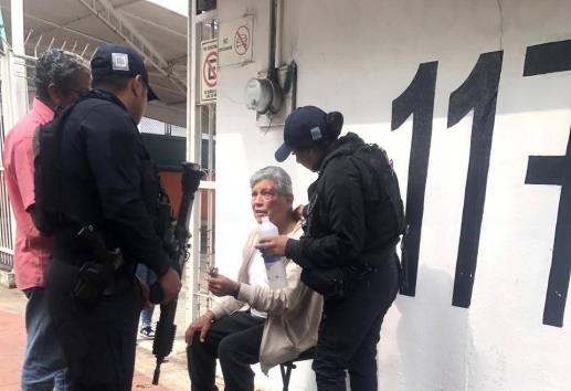 Cae un adulto mayor en plena avenida de Xalapa y es auxiliado por policías