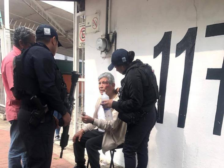 Cae un adulto mayor en plena avenida de Xalapa y es auxiliado por policías