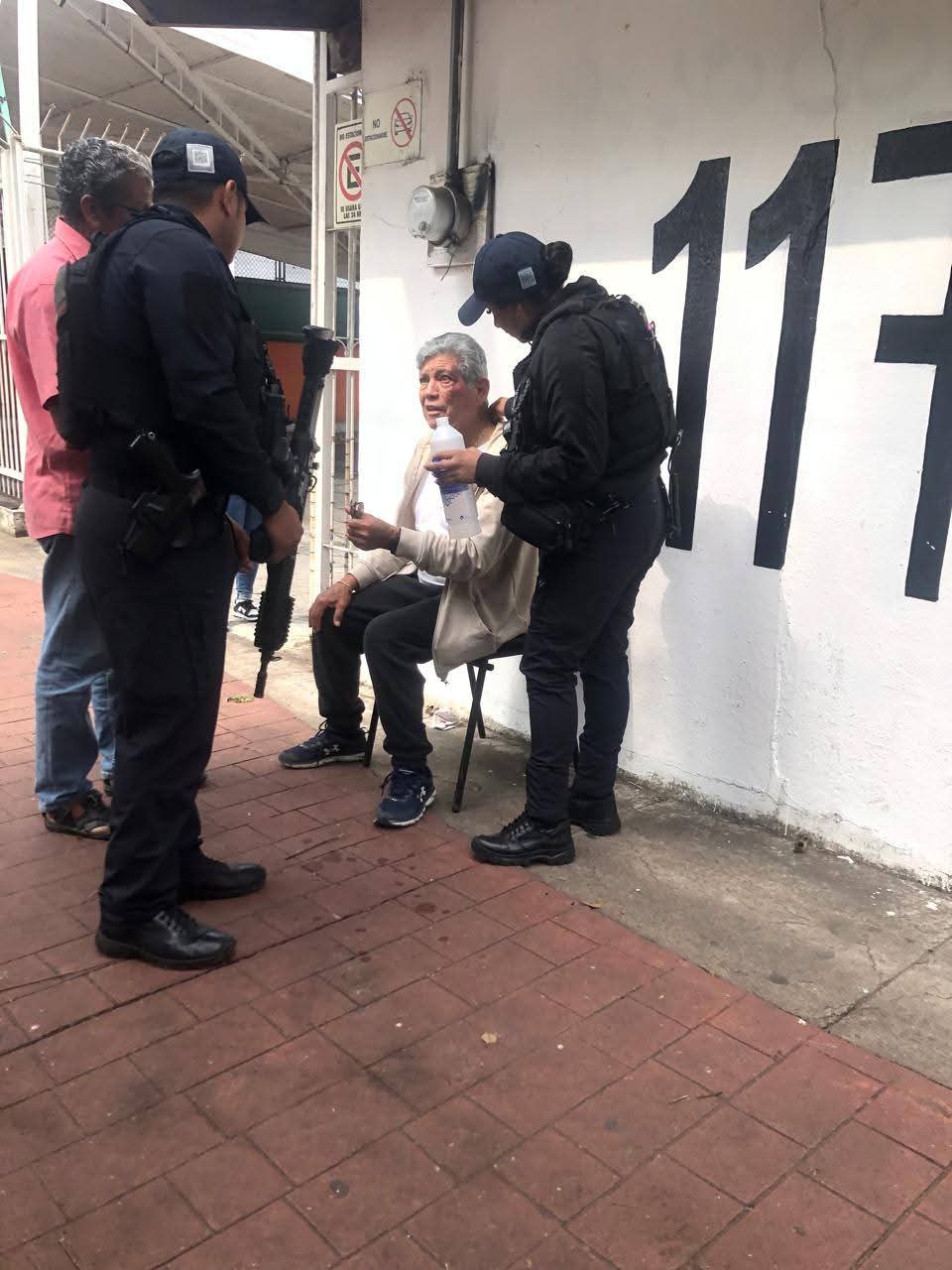 Cae un adulto mayor en plena avenida de Xalapa y es auxiliado por policías