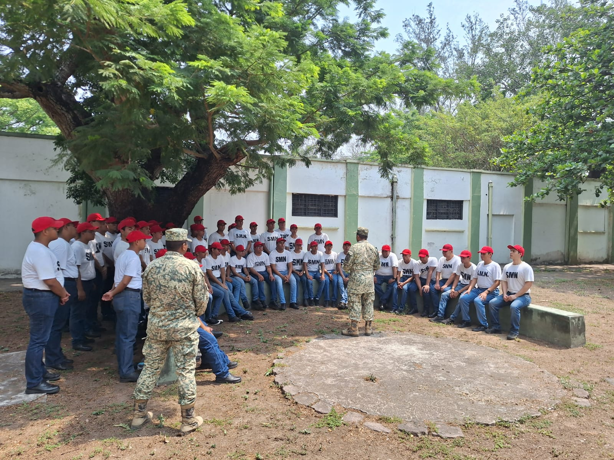Jóvenes conscriptos reciben adiestramiento militar sabatino en el 83 Batallón de La Boticaria