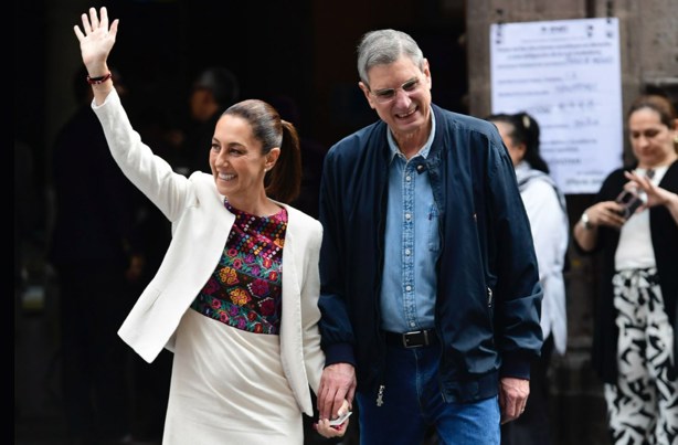 Claudia Sheinbaum acude a votar en elección judicial