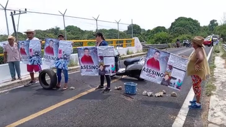 Bloquean puente Jamapa; acusan a candidato de estar relacionado en crimen de joven