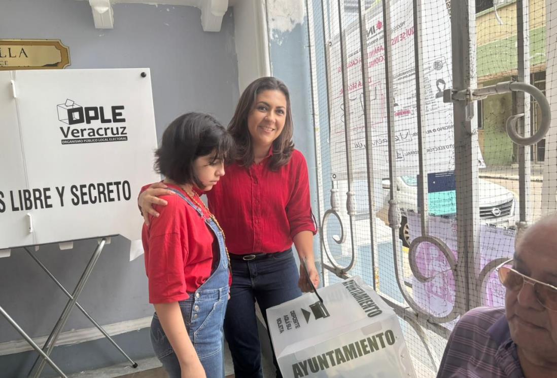 Carolina Gudiño, candidata a la alcaldía de Veracruz por el PRI acude a votar