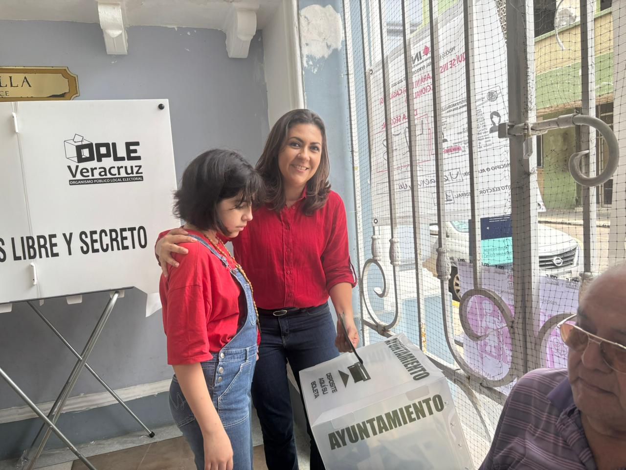 Carolina Gudiño, candidata a la alcaldía de Veracruz por el PRI acude a votar