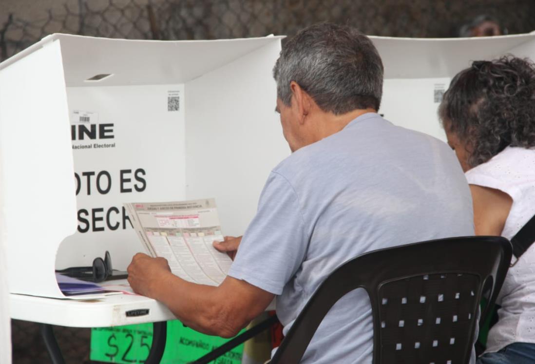 Ciudadanos acuden a votar para renovar el Poder Judicial en la colonia Playa Linda en Veracruz