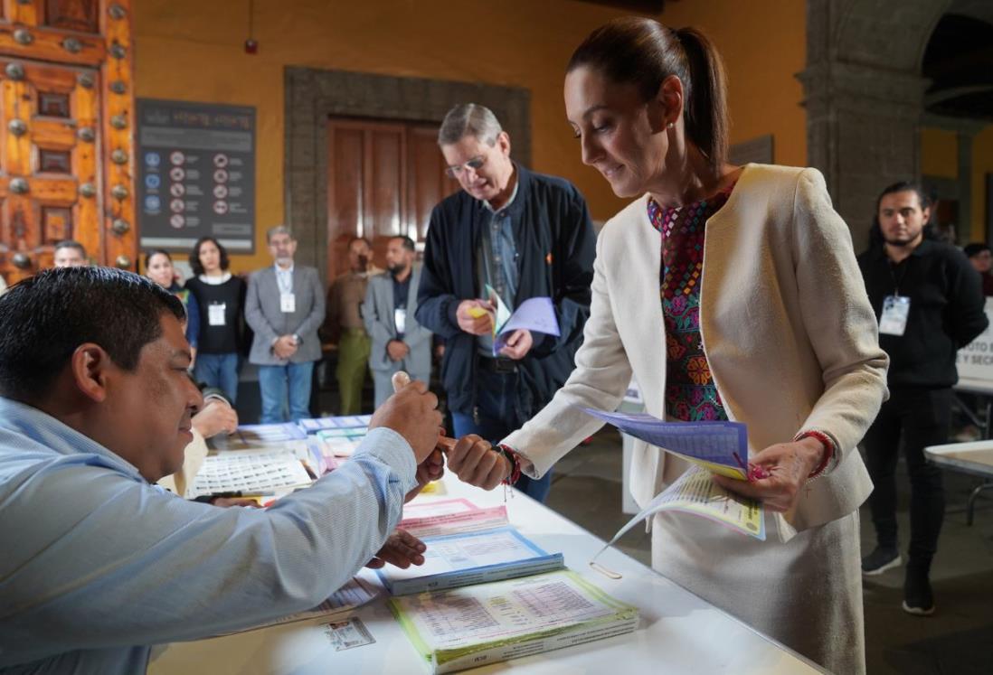 Claudia Sheinbaum emite su voto en la elección judicial 2025