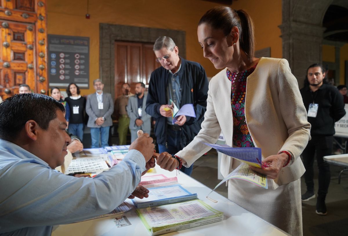 Claudia Sheinbaum emite su voto en la elección judicial 2025