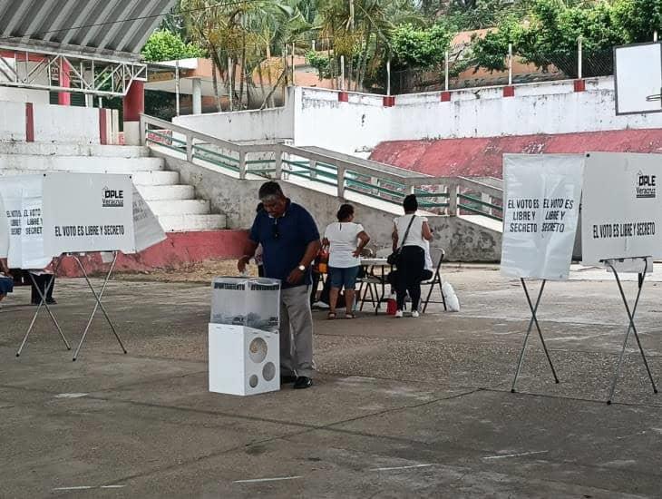 Con una hora de retraso abren casillas en Moloacán | VIDEO
