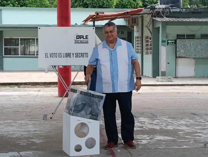 Participa en ejercicio electoral alcalde de Moloacán