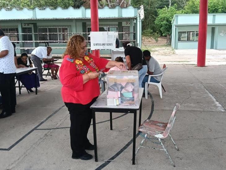 Emite su voto la candidata del PRI en Moloacán