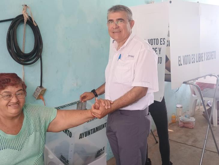 Diputado Miguel Pintos vota en Coatzacoalcos y destaca importancia de participación ciudadana
