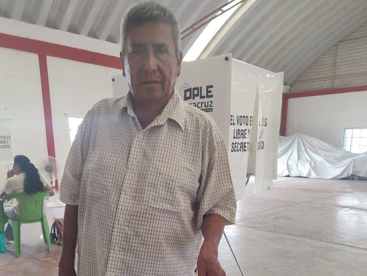 En Moloacán candidato del PT lleva a cabo su sufragio