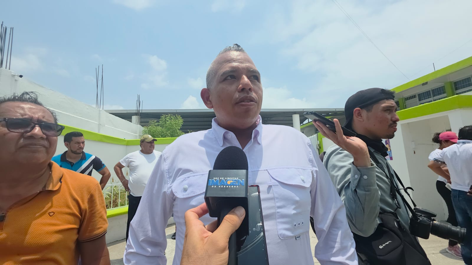 Denuncia candidato de Morena de Medellín de Bravo, Samuel Acosta presunta compra de votos | VIDEO