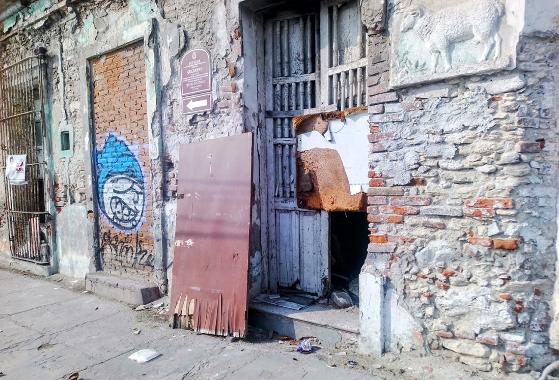 Vecinos del centro de Veracruz denuncian invasión de casas abandonadas e inseguridad
