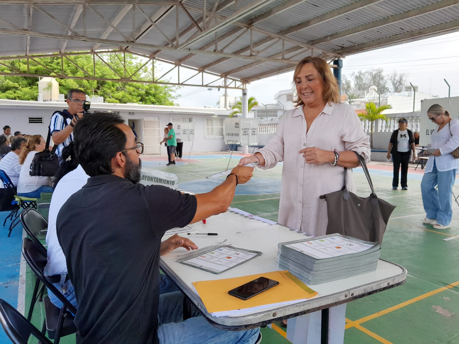Emite su voto Bertha Ahued Malpica, candidata de Morena a la alcaldía de Boca del Río | VIDEO
