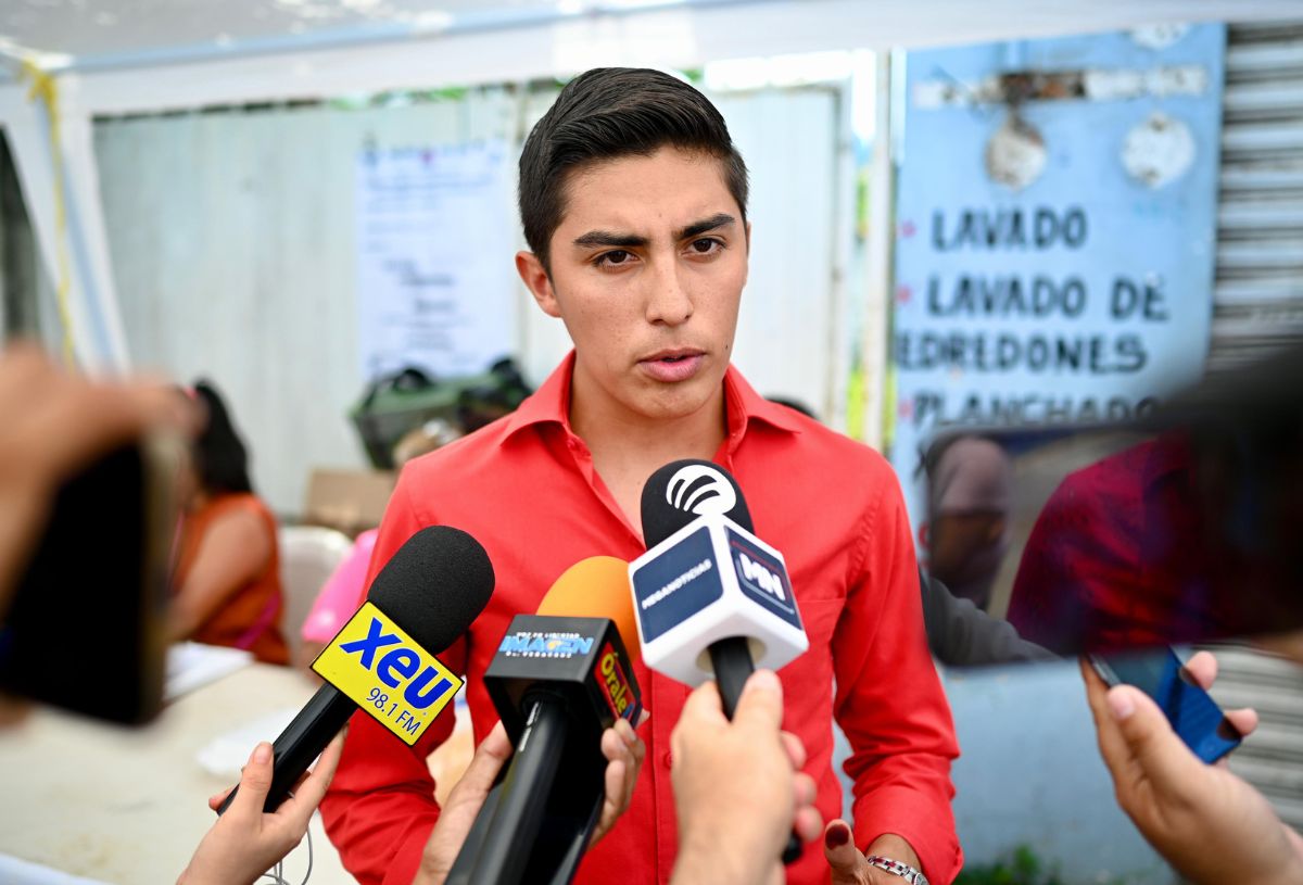 Ernesto Vivas, candidato del PRI a la alcaldía de Boca del Río acude a votar | VIDEO