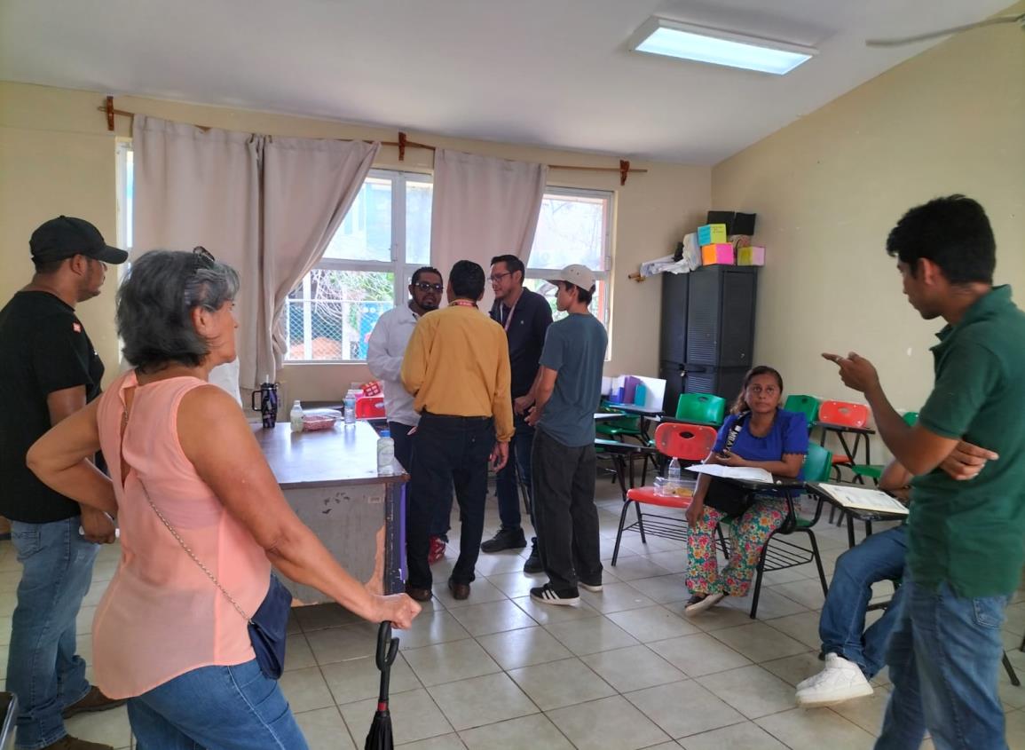 Esta casilla en Coatzacoalcos tardó 3 horas en abrir por falta de funcionarios, pidieron apoyo de ciudadanos