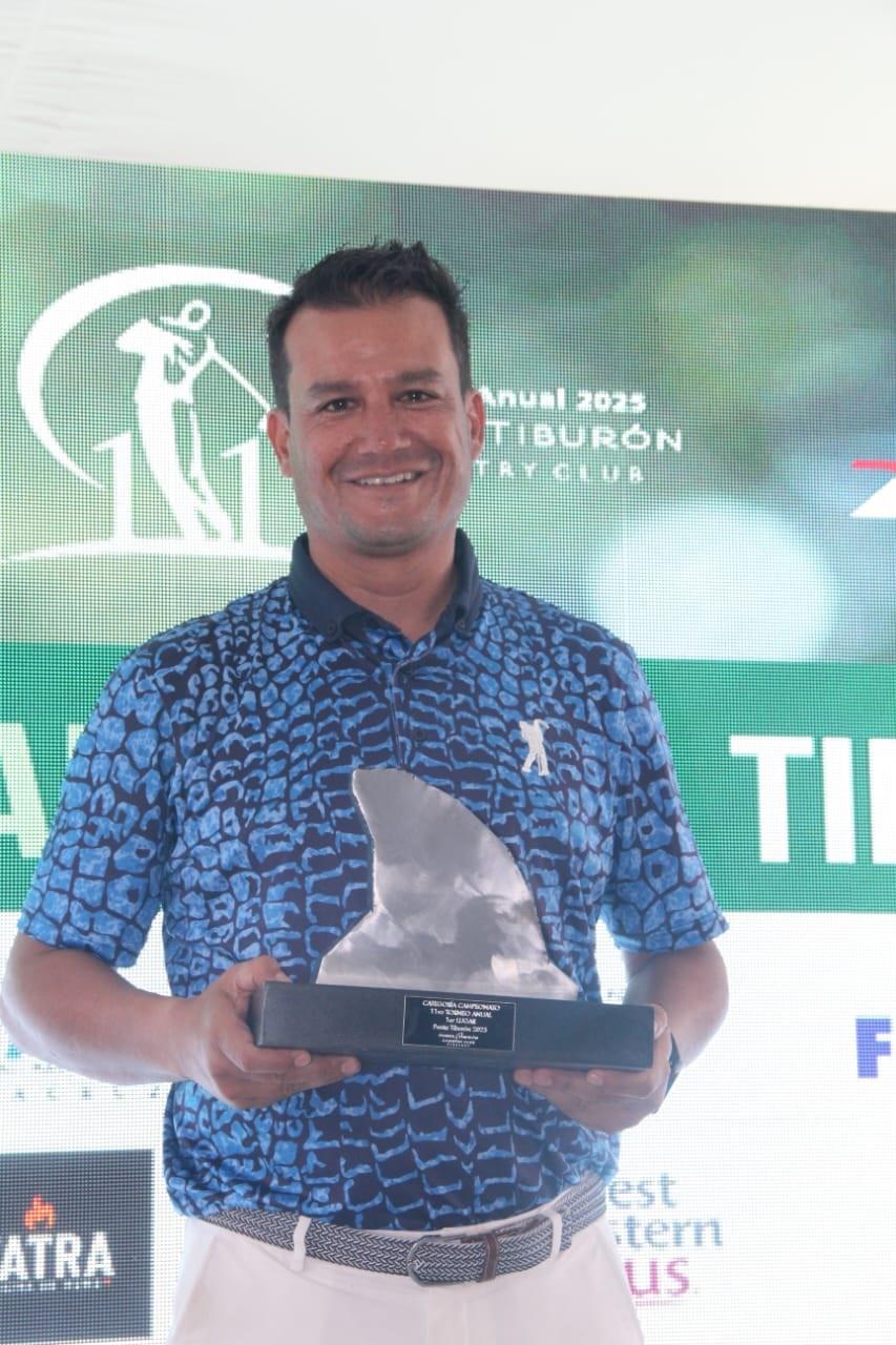 Logra Hugo Hernández triunfo en Torneo Anual de Golf