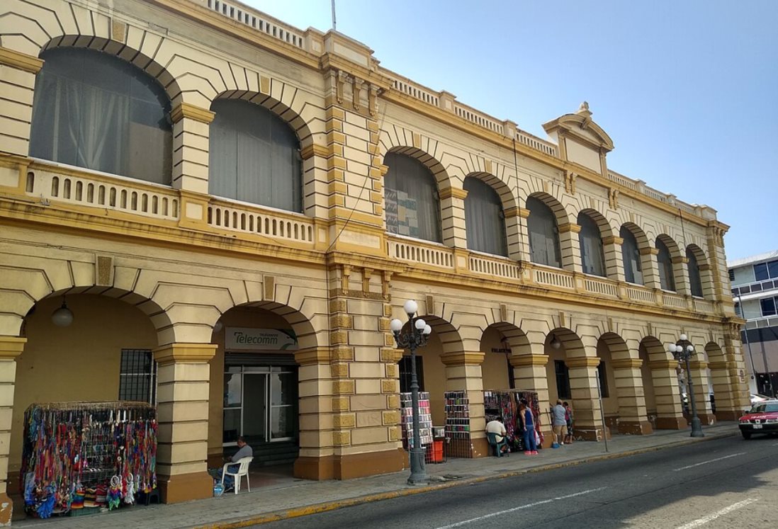 Hallan a hombre sin vida en los bajos del Palacio Federal en la ciudad de Veracruz