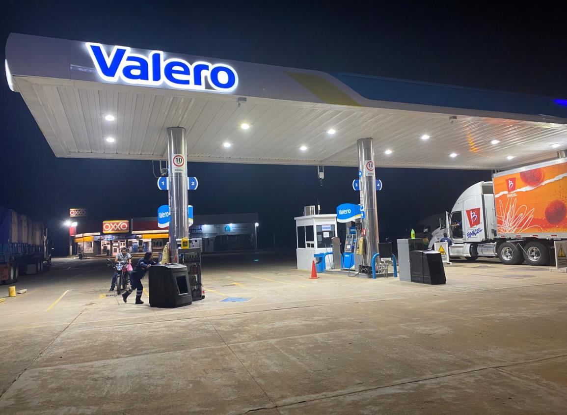 Con machetes y cuchillos asaltan gasolinera en Oluta