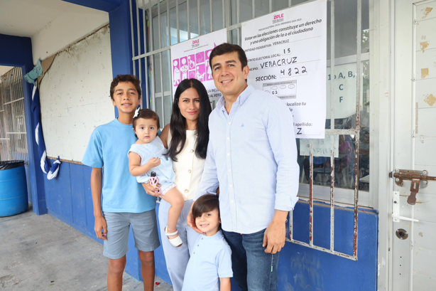 Indira Rosales acude a votar con su familia en Veracruz y llama a la ciudadanía a participar