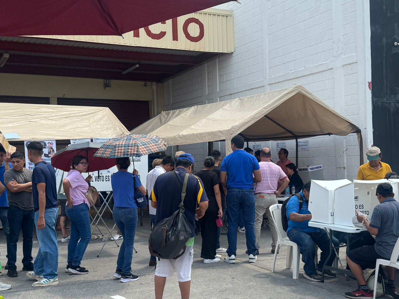 Largas filas en casilla especial de Rafael Cuervo para votar por el Poder Judicial y alcaldías de Veracruz | VIDEO