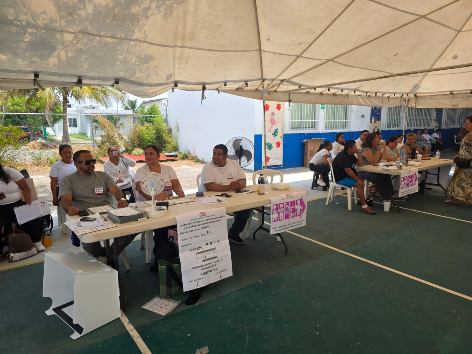 Más de mil observadores del INE vigilan la elección por alcaldías de Veracruz