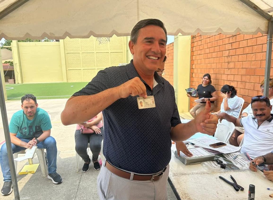 Moisés Zarco, candidato del PAN a la alcaldía, acudió a votar en Coatzacoalcos