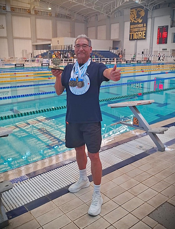 Brilla Vitelio Sánchez en Nacional Master de Natación